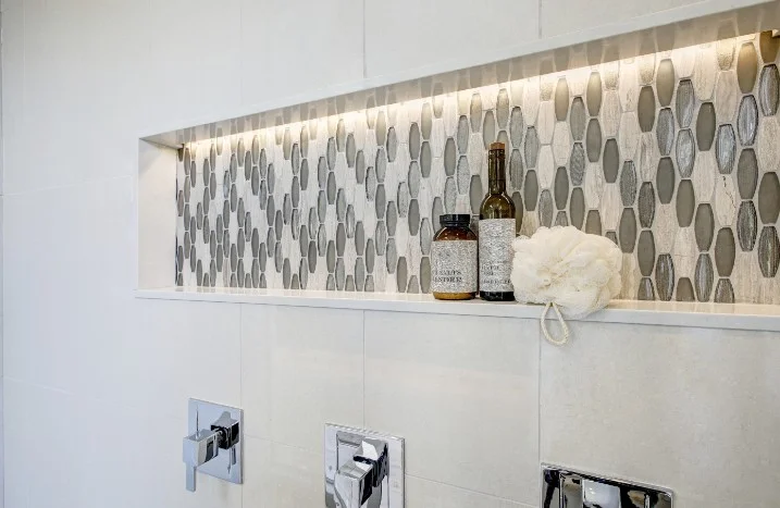 Eingebaute Duschwandnische mit Beleuchtung